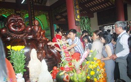 Trèo lên tượng Phật để cầu may ngày mùng 2 Tết