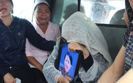 Tai nạn thảm khốc giữa Hà Nội: Hai anh em gục khóc bên quan tài bố mẹ