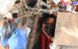 Cảnh sống khó tin của cặp vợ chồng ở "ngôi nhà" cao hơn 1m tại Hà Nội