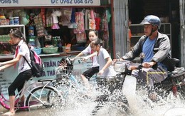 Hà Nội: Chỗ mưa ngập đường, chỗ nắng "vỡ đầu"