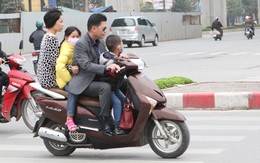 Người Hà Nội vô tư để đầu trần "cưỡi" xe máy đi chúc Tết