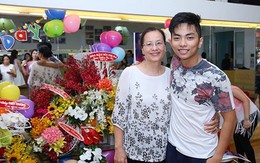 Mẹ Khánh Thi thân thiết với Phan Hiển trong tiệc sinh nhật