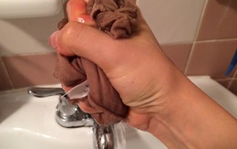 Độc chiêu giặt quần tất giấy mãi chẳng rách