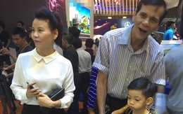 Bố mẹ và con trai tháp tùng Hà Hồ đi diễn