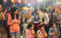 Người Sài Gòn tấp nập đi chùa xin lộc đầu năm