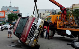 Ô tô đâm nhau, lật "chổng vó" giữa phố