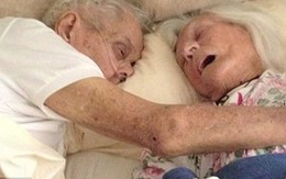 Xúc động cặp vợ chồng ôm nhau qua đời sau 75 năm chung sống