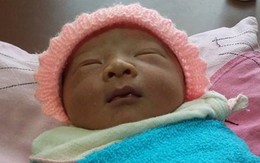 Bé trai sơ sinh còn nguyên dây rốn trong túi du lịch bên vệ đường