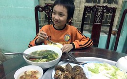 Bé trai 10 tuổi bị câm đi lạc đang ở đội CSGT