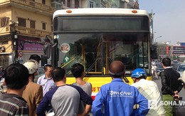 Thanh niên “cứng” chặn xe, dùng mũ bảo hiểm đập vỡ kính xe buýt