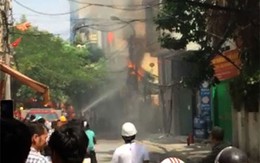 Hà Nội: Khu phố náo loạn vì cột điện bốc cháy dữ dội