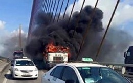 Đầu xe container cháy ngùn ngụt trên cầu Bài Cháy