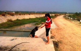 Đi bắt ốc, 2 học sinh chết đuối trong kênh thoát nước