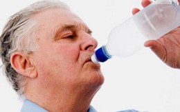 Người cao tuổi uống bao nhiêu nước mỗi ngày?