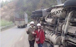 Hai thiếu nữ gây phẫn nộ khi chụp ảnh tươi cười bên chiếc xe tải bị lật