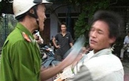 Hà Nội: Dân vây kín ô tô của trung úy Công an vì đánh người