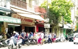 Xếp hàng mua bánh Trung thu tại Hà Nội: Có cả xếp hàng thuê lấy tiền!