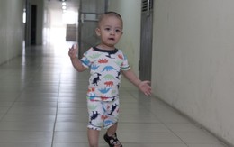 Trẻ có nguy cơ lãng tai vì đi giày phát ra âm thanh