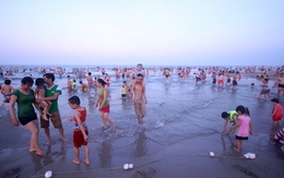 Hàng nghìn người xuống biển Đà Nẵng giải nhiệt