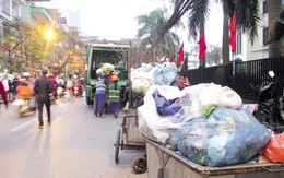 Hà Nội: Hiểm họa từ việc rác chiếm lòng đường