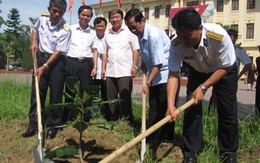 Chuẩn Đô đốc Hải quân trồng cây phong ba tại Hương Sơn, Hà Tĩnh
