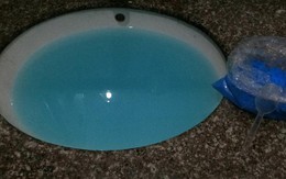 Kinh hãi sulfat đồng “nhuộm” xanh nước bể bơi