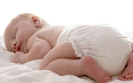 Bé gái chết thảm sau khi được bố...thay bỉm