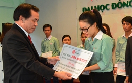 Trao học bổng cho sinh viên khó khăn tại Đại học Đông Á Đà Nẵng