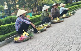 Du khách chạy thục mạng vì bị 4 "nữ quái" ở Hồ Tây đeo bám