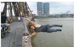 Chàng trai đu mình trên thành cầu Long Biên gây xôn xao