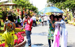 Người dân Sài Gòn ùn ùn đội nắng dạo đường hoa