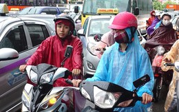 Giao thông Hà Nội hỗn loạn sau cơn mưa lớn