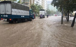 Sau mưa lớn, nhiều tuyến phố Hà Nội lụt như "đại hồng thủy 2008"