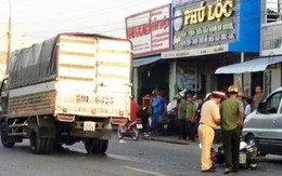 Tránh quả bóng, một phụ nữ bị xe tải cán