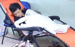 Hoài Linh ngủ, Việt Hương phờ phạc trong hậu trường