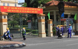 Công nhân môi trường kéo đến cổng Thành ủy Đà Nẵng… “kêu cứu”