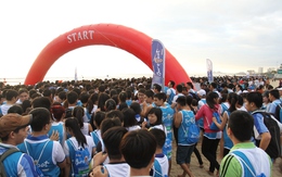 Hàng ngàn người chạy chân trần trên biển Đà Nẵng