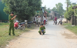 Bốn thanh niên bị dân làng vây đánh, treo xe máy lên cột điện