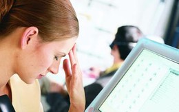 Ngồi máy tính quá lâu gây ra cơn đau đầu ở bạn như thế nào?