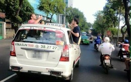 Tài xế chở 3 ông Tây nhậu trên nóc taxi nói gì?