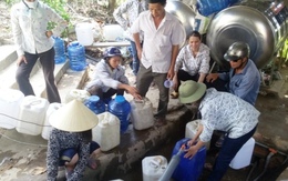 Nghệ An: Người dân chen chúc mua “nước thánh”
