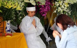 Vì sao vợ Duy Nhân không khóc trong đám tang chồng?