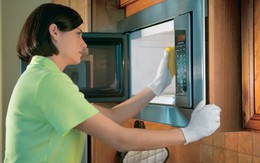 Làm sạch lò vi sóng theo cách đơn giản nhất