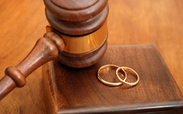 Chồng đem gái đến phiên tòa xử ly hôn với vợ