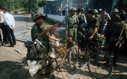 Ảnh tư liệu: Người Sài Gòn đổ ra đường mừng thời khắc Giải phóng
