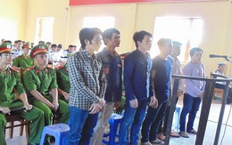 Nước mắt người mẹ sau phiên tòa xét xử con trai