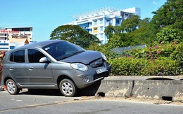 Hoảng vía với nữ tài xế cho ô tô leo dải phân cách