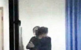 Thầy giáo bị sa thải vì lộ ảnh ôm hôn nữ sinh trong trường