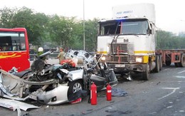 Vụ xe container gây tai nạn khiến 5 người tử vong: Do ngủ gật?