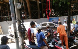 Hà Nội: Thanh sắt từ đường sắt trên cao rơi trúng ô tô